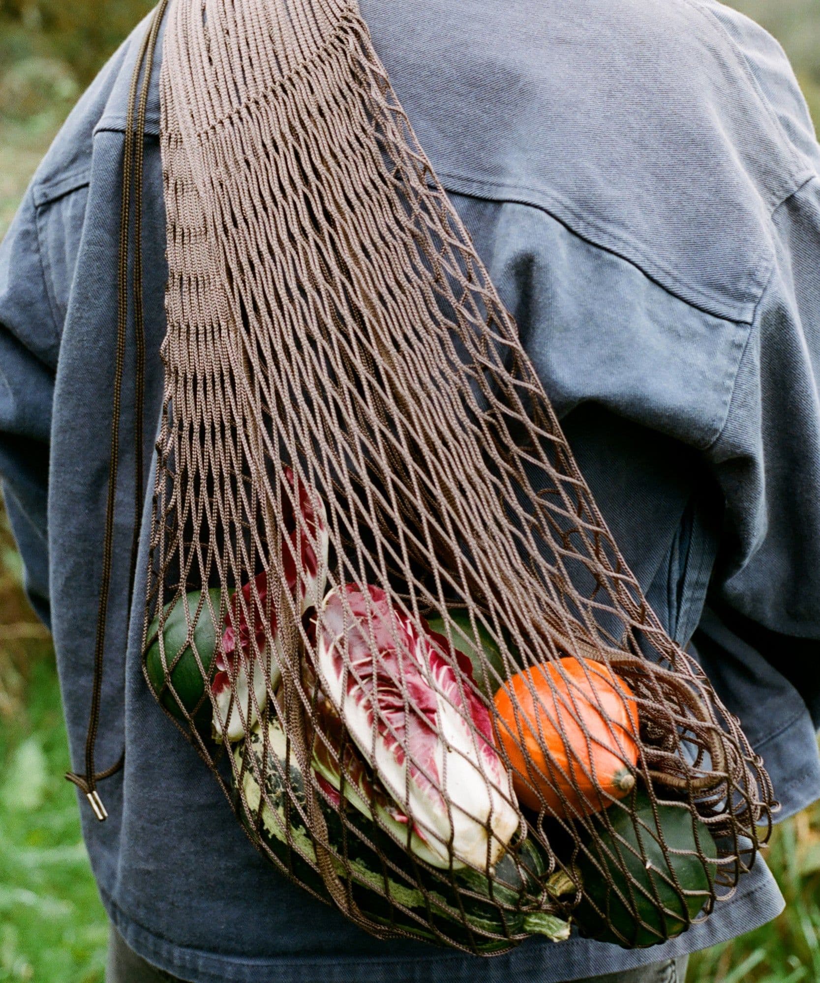 The Jolene bakery x filt of france net bag with some vegetables