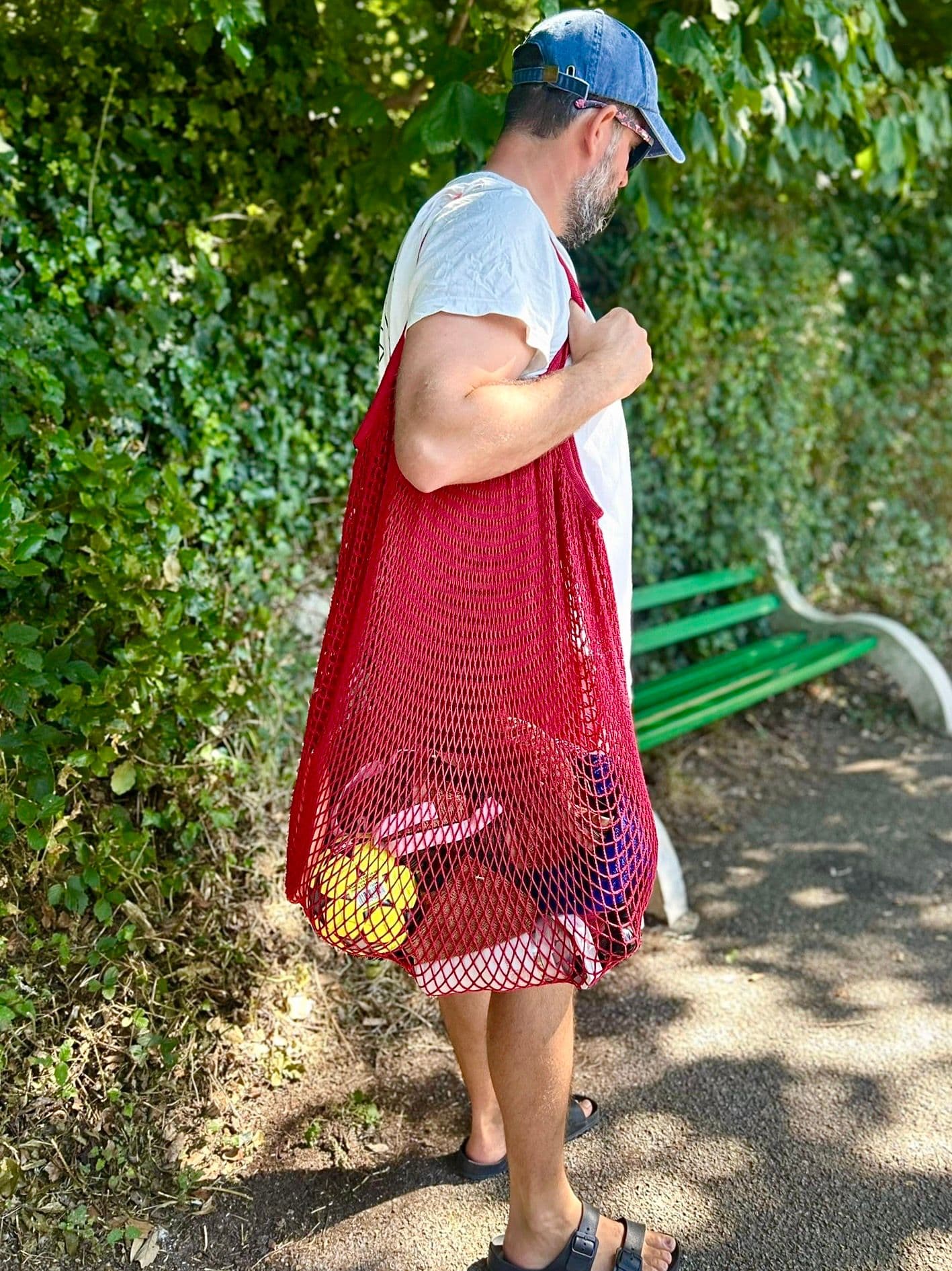 Chef and Jolene co founder David Gingell carrying the Jolene Bakery x Filt giant XXL net shopper bag in red